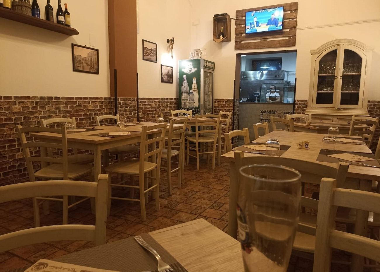 La sala di Sapori dello Stretto: mattoni a vista, cotto, cucina a vista