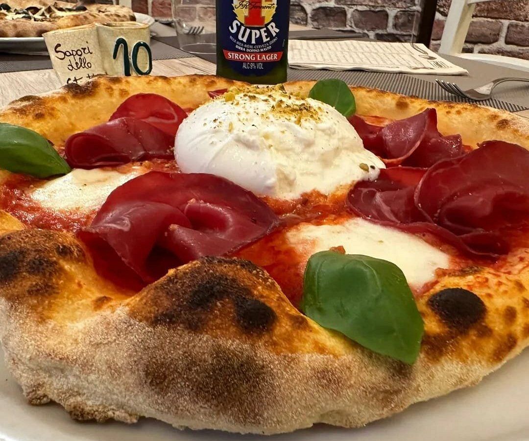 Pizza con bresaola, burrata e granella di pistacchio
