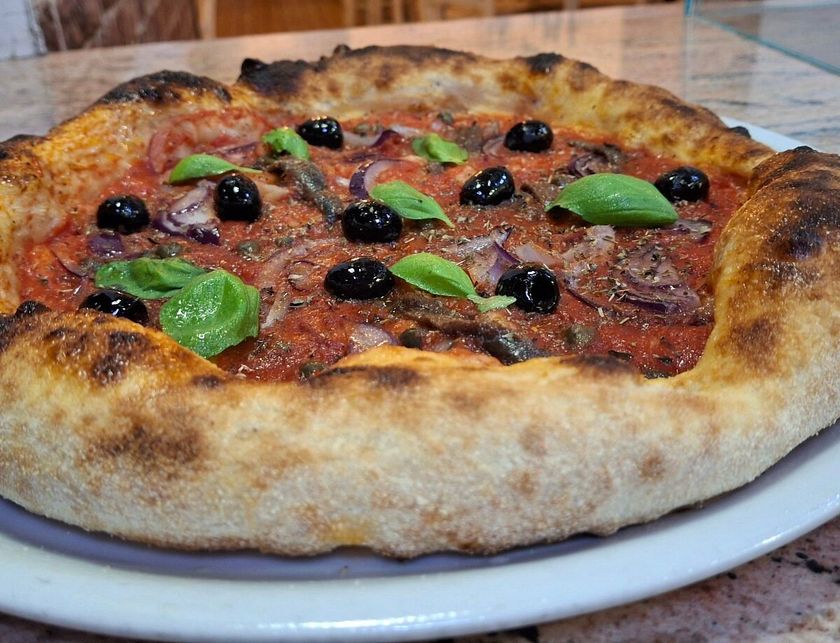 Pizza con alici, olive e capperi