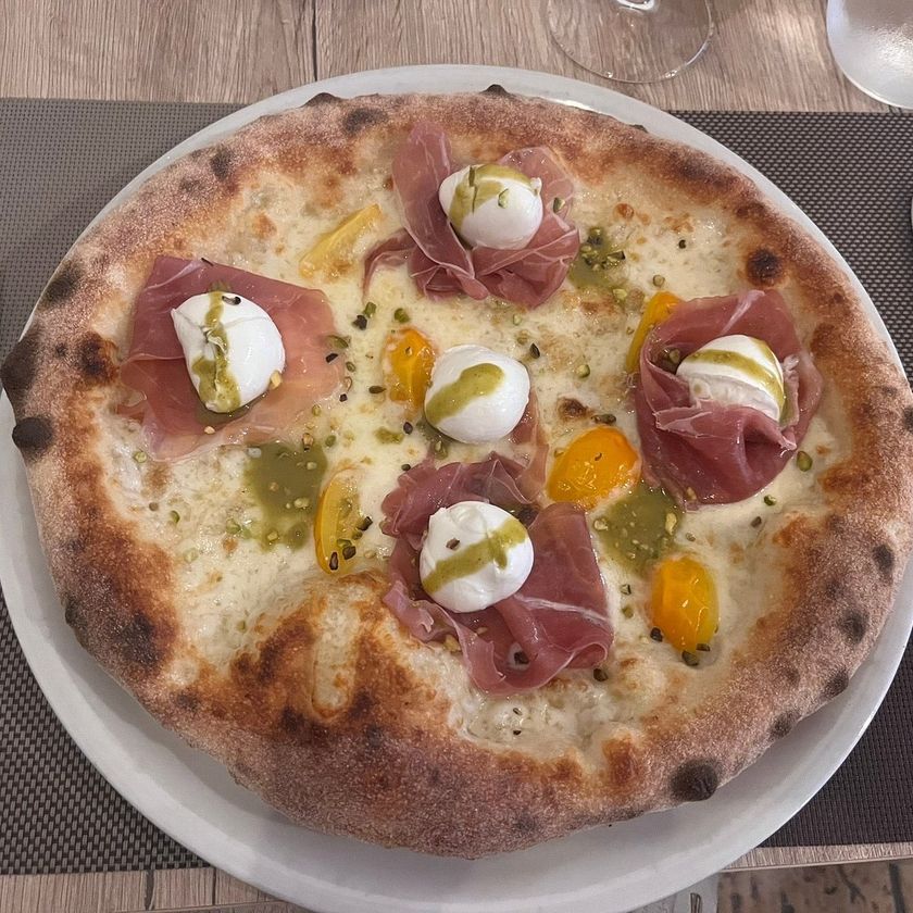 Pizza La Rebecca: crema di pistacchio, mortadella e crudo